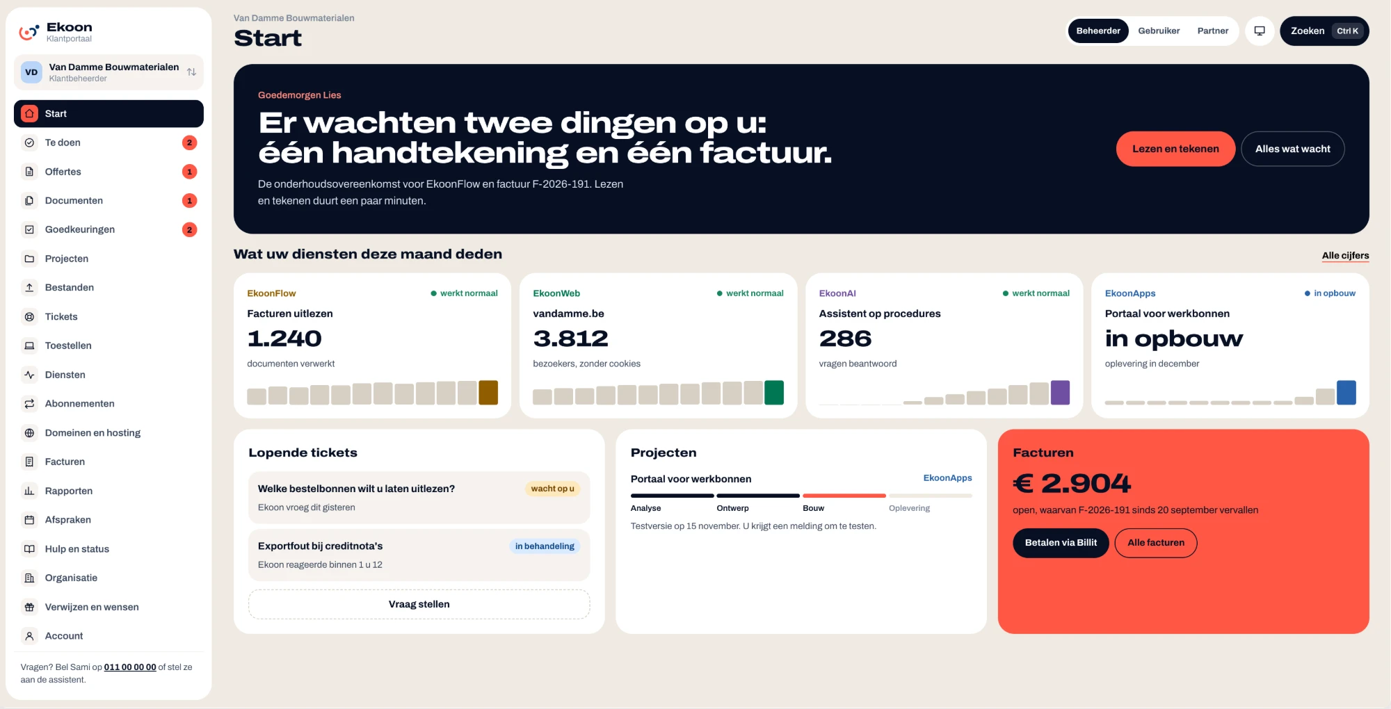 Startpagina van het klantportaal: een handtekening en een factuur wachten, met wat de diensten deze maand deden, lopende tickets, projecten en facturen